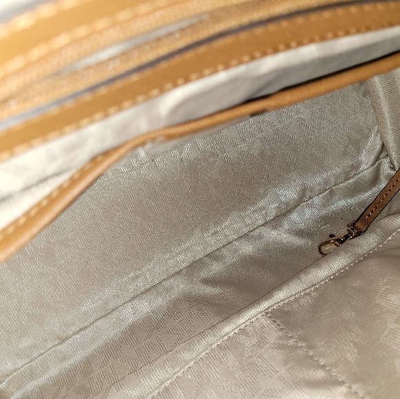 Michael kors hand bag 👜 - Picture 13 of 15